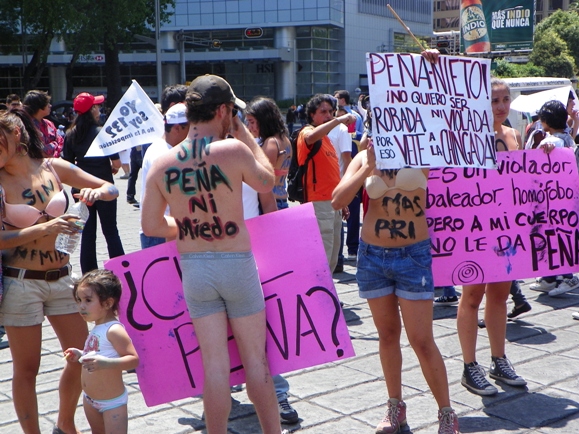 Underwear protest with little girl. México City. Photo: Leonardo Olmedo.