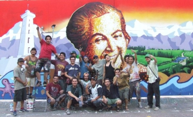 Mural Diego Portales finalizado con su equipo creador. Santiago, Enero 2009. 