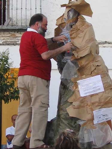 Nel Amaro envolviendo la estatua de Zenobia Nel Amaro envolviendo la estatua de Zenobia